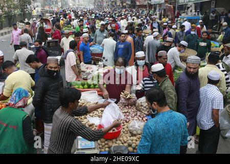 Le peuple bangladais trônait un marché de vacances sans prendre soin de distancer physiquement crucial pour vérifier la propagation du coronavirus (COVID-19), à Dhaka, au Bangladesh, le 7 janvier 2022.Le Bangladesh a signalé une forte augmentation des infections à COVID-19 et des décès liés au virus au cours de la dernière semaine, en raison des craintes que la variante d'omicron se propage dans tout le pays.Photo de Kanti Das Suvra/ABACAPRESS.COM Banque D'Images