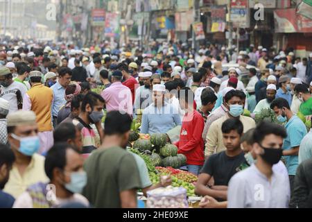 Le peuple bangladais trônait un marché de vacances sans prendre soin de distancer physiquement crucial pour vérifier la propagation du coronavirus (COVID-19), à Dhaka, au Bangladesh, le 7 janvier 2022.Le Bangladesh a signalé une forte augmentation des infections à COVID-19 et des décès liés au virus au cours de la dernière semaine, en raison des craintes que la variante d'omicron se propage dans tout le pays.Photo de Kanti Das Suvra/ABACAPRESS.COM Banque D'Images