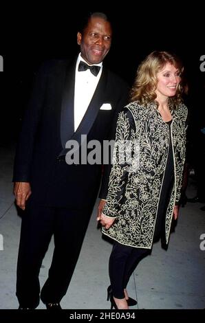 23 mai 2005 - SIDNEY POITIER AVEC SON ÉPOUSE JOANNA POITIER AU VANITY FAIR OSCAR PARTY À BEVERLY HILLS 3-26-1996.#17198.Ãâ€šÃ‚© JOYCE SILVERSTEIN-(Credit image: Ã‚© Joyce Silverstein/ZUMA Wire) Banque D'Images