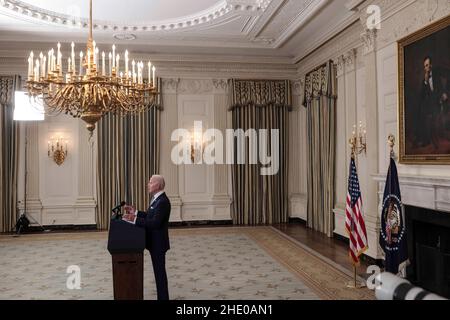 Le président Joe Biden prononce un discours sur le rapport de décembre 2021 sur les emplois dans la salle à manger de l'État de la Maison Blanche, à Washington, DC, le 7 janvier 2022.(Photo d'Oliver Contreras/Pool/ABACAPRESS.COM) ​ Banque D'Images