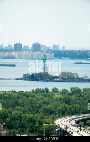 Colossale Statue de la liberté sur Liberty Island dans le port de New York Banque D'Images