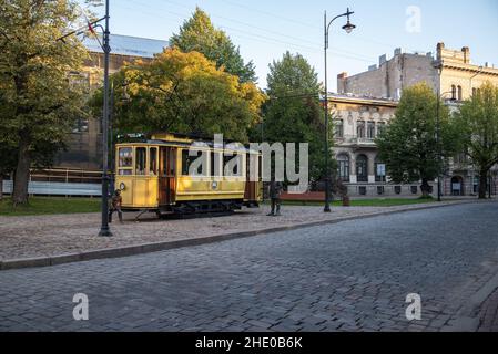 Vyborg, Oblast de Leningrad, Russie - 28 août 2021 : petit café dans le tramway jaune.Le monument du tram en mémoire du mouvement du tram dans la ville à partir de 1 Banque D'Images