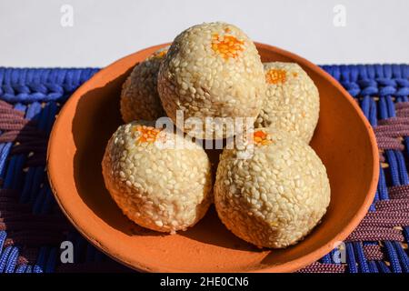 Makar Sankranti nourriture spéciale recette Tilgul ladoo. Graines de sésame blanc enrobées de sucre de jaggery.Des sucreries indiennes servies ont servi un repas traditionnel indien Banque D'Images