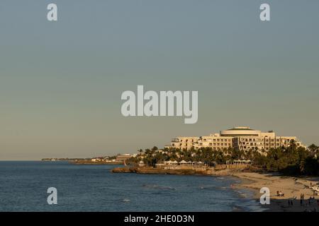 Vue sur le paysage d'une plage et de l'hôtel Melia Varadero. Matanzas, Cuba Banque D'Images