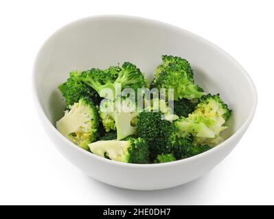 bouquets de brocoli frais cuits à la vapeur et coupés en tranches dans un bol blanc isolé sur fond blanc Banque D'Images