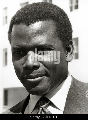 Encore de la publicité de Sidney Poitier vers 1967 référence #  33595 Fichier 071THA Banque D'Images