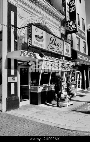 Devant le restaurant Ben’s Chili Bowl sur U Street dans le quartier Shaw de Washington D.C., Etats-Unis Banque D'Images