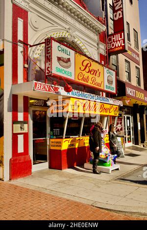 Devant le restaurant Ben’s Chili Bowl sur U Street dans le quartier Shaw de Washington D.C., Etats-Unis Banque D'Images