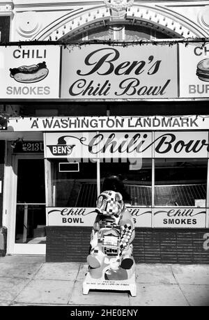 Devant le restaurant Ben’s Chili Bowl sur U Street dans le quartier Shaw de Washington D.C., Etats-Unis Banque D'Images