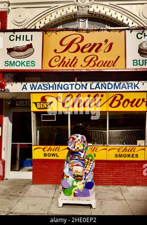 Devant le restaurant Ben’s Chili Bowl sur U Street dans le quartier Shaw de Washington D.C., Etats-Unis Banque D'Images