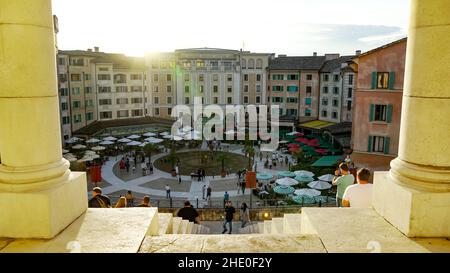 Vue sur l'hôtel à thème Colosseo dans le style Colisée d'Europa-Park, le plus grand parc à thème d'allemagne Banque D'Images