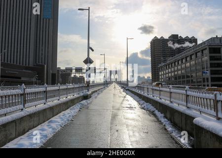 New York, New York, États-Unis.7th janvier 2022.Le pont de Brooklyn est vu pendant la première neige de la saison à New York le 7 janvier 2022.(Credit image: © Ryan Rahman/Pacific Press via ZUMA Press Wire) Banque D'Images