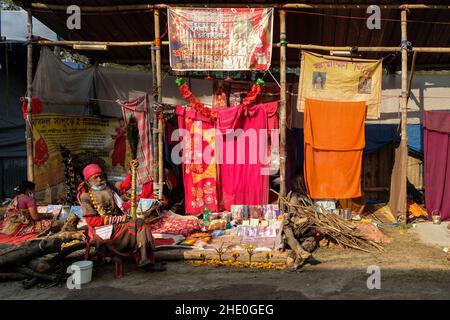 Chennai, Tamil Nadu, Inde.7th janvier 2022.Un sadhu est occupé à faire le fortune au camp de transit de Gangasagar, Kolkata.Gangasagar mela se préparait en raison d'une pétition exhortant à mettre fin à la foire annuelle de pèlerinage de cette année à la lumière des numéros COVID-19/Omicron au Bengale occidental et dans le pays en général.Le 7th janvier, la haute Cour de Calcutta a donné un feu vert à Gangasagar Mela, avec certaines restrictions, tandis que l'Inde a signalé 117100 nouveaux cas de covid et 302 morts au cours des dernières 24 heures, selon les médias indiens.Crédit : ZUMA Press, Inc./Alay Live News Banque D'Images