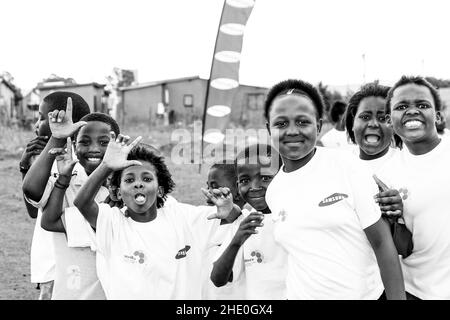 Johannesburg, Afrique du Sud - 21 octobre 2008 : jeunes enfants africains posant pour une photo sur le terrain de jeu de l'école Banque D'Images