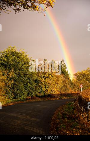 Un arc-en-ciel vu près de la route de A12 dans l'Essex, en Angleterre, pendant la saison de la douche à la fin de l'automne Banque D'Images