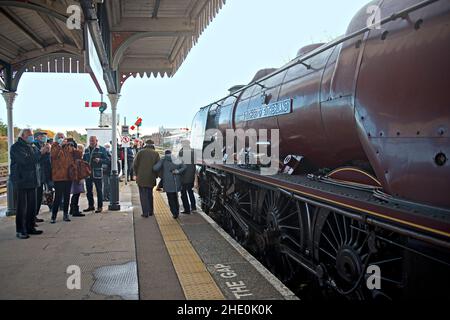 La locomotive à vapeur préservée, LMS Princess Coronation Class 6233 Duchesse de Sutherland quitte la station de Worcester arbustive Hill, surveillée par les passionnés Banque D'Images