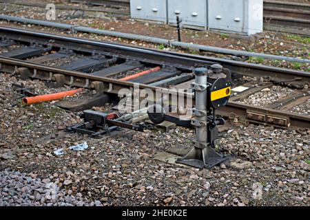Un rare signal de shunting jaune à la gare de Worcester, Royaume-Uni Banque D'Images