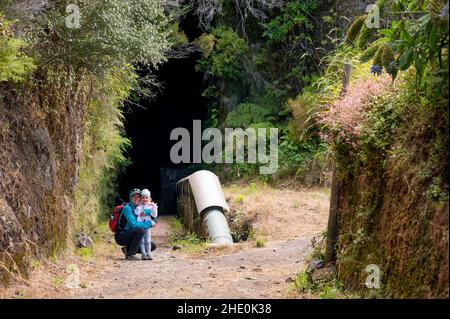 Mère et fille posant à l'entrée du tunnel avant de traverser la montagne. Banque D'Images