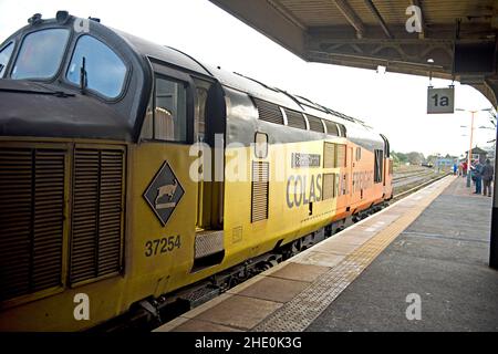 A Colas Rail BR classe 37 diesel-électrique locomotiveno 37116 Cardif Canton' passant par la gare de Worcester arbustive Hill Banque D'Images