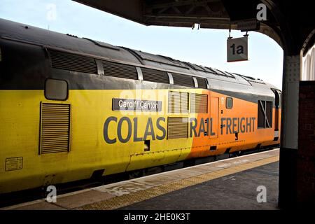 A Colas Rail BR classe 37 diesel-électrique locomotiveno 37116 Cardif Canton' passant par la gare de Worcester arbustive Hill Banque D'Images