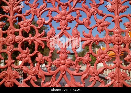 Magnifique Thai traditionnelle répétition de la rambarde en fonte du pont traversant un canal à l'intérieur de Wat Benchamabophit (le Temple de marbre), Bangkok, Thaïlande Banque D'Images