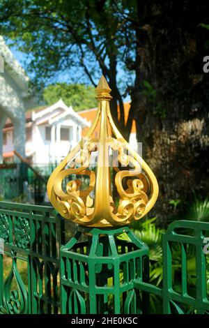 Superbe casquette de clôture en forme de bourgeon de lotus dans le Temple de marbre avec le numéro 5 en langue thaï représente le roi Rama V qui a fondé le temple, Bangkok Banque D'Images