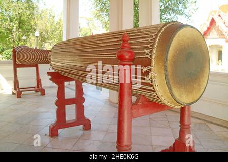 Incroyable vieux tambour de 5,32 mètres de long fait d'un bloc entier de bois de rose, exposé au Pavillon si Somdej dans le temple Wat Benchamabophit, Bangkok Banque D'Images