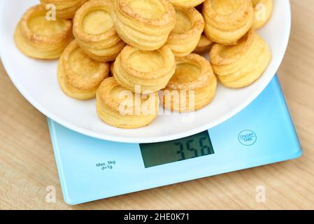 Un plat vol-au-vent repose sur les graduations bleues.Concept de comptage des calories, suivi des figures Banque D'Images