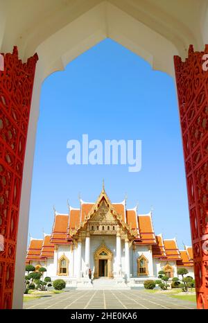 Wat Benchamabophit Dusitvanaram ou le Temple de marbre vue depuis la porte d'entrée, Bangkok, Thaïlande Banque D'Images