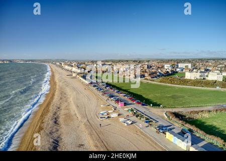 Large plage de galets avec esplanade à Seaford dans l'est du Sussex, Angleterre, vue aérienne. Banque D'Images