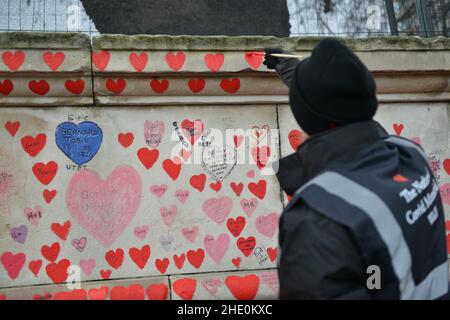 Londres, Royaume-Uni.07th janvier 2022.Volontaire peint de nouveaux coeurs sur le mur commémoratif national Covid, juste à l'extérieur de l'hôpital St Thomas, à Londres.Crédit : SOPA Images Limited/Alamy Live News Banque D'Images