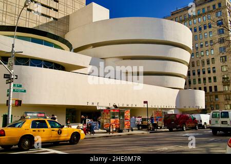 Le Solomon R. Guggenheim Museum de New York est situé sur 5th Ave Banque D'Images