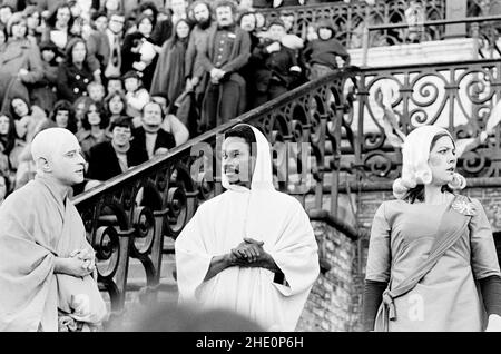 l-r: Robert Hoskins (Bouddha), Norman Beaton (Christ), Penelope Wilton (la Reine)in PASSION by Edward Bond conception: Di Seymour réalisateur: Bill Bryden une production de théâtre de la Cour royale / Festival C.N.D, Alexandra Park Racecourse, Haringey, Londres N22 11/04/1971 Banque D'Images