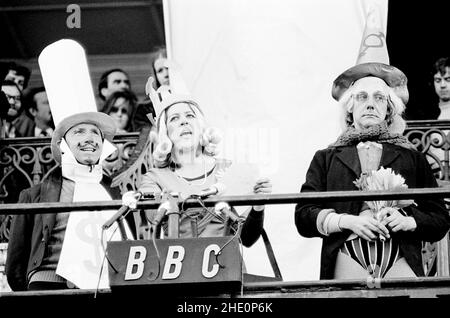 l-r: Nigel Hawthorne (le Premier ministre), Penelope Wilton (la Reine), Roddy Maude-Roxby (le Magicien) en PASSION par Edward Bond conception: Di Seymour directeur: Bill Bryden une production de théâtre de la Cour royale / Festival C.N.D, Alexandra Park Racecourse, Haringey, Londres N22 11/04/1971 Banque D'Images