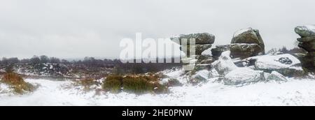 Vue panoramique sur les Brimham Rocks (qui fait partie de Nidvale, dans le North Yorkshire) couverts de neige en hiver.Un phénomène naturel de formations rocheuses de la Banque D'Images