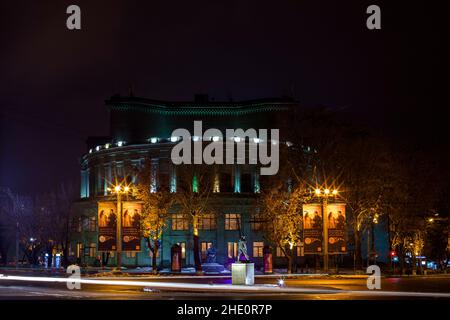 Vue de l'Opéra et du Ballet Théâtre académique national de nuit, Alexander Spendiaryan, Erevan, Arménie Banque D'Images