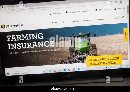 NFU Mutual Insurance Company sur un ordinateur portable, Royaume-Uni.Page assurance agricole - Protégez votre gagne-pain. Banque D'Images