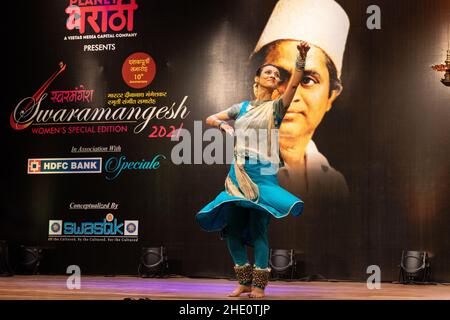 Sheetal Kolwalkar danse classique de Kathak à Swaramangesh 2021, le festival de musique et de danse classique du mémorial de Maître Dinanath Mangeshkar Banque D'Images