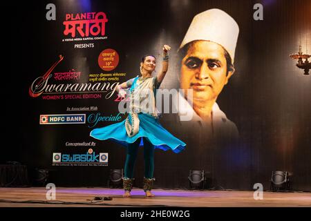 Sheetal Kolwalkar danse classique de Kathak à Swaramangesh 2021, le festival de musique et de danse classique du mémorial de Maître Dinanath Mangeshkar Banque D'Images
