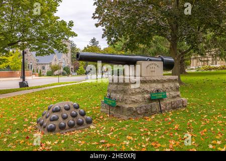 Mason, Michigan, États-Unis - 24 octobre 2021 : le vieux canon en mémoire au palais de justice du comté d'Ingham Banque D'Images