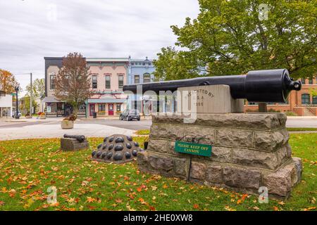 Mason, Michigan, États-Unis - 24 octobre 2021 : le vieux canon en mémoire au palais de justice du comté d'Ingham Banque D'Images