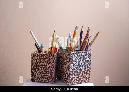 Deux boîtes de crayons de couleur - mise au point sélective Banque D'Images