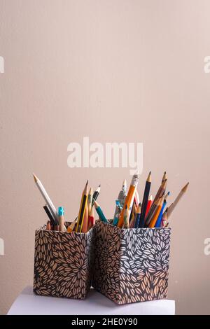 Deux boîtes de crayons de couleur - mise au point sélective Banque D'Images
