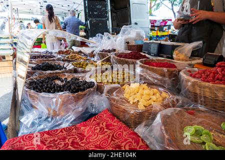 Marktstand mit kanierten Früchen und Oliven am Gardasee Banque D'Images