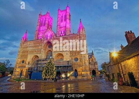 Royaume-Uni, Lincolnshire, Lincoln Cathedral West Front et Minster Yard avec illuminations de l'Avent Banque D'Images