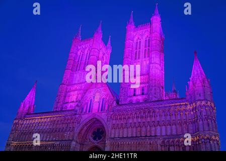 Royaume-Uni, Lincolnshire, Lincoln Cathedral West Front avec illuminations de l'Avent Banque D'Images