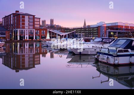 Royaume-Uni, Lincolnshire, Lincoln, piscine de Brayford avec la cathédrale de Lincoln au loin. Banque D'Images