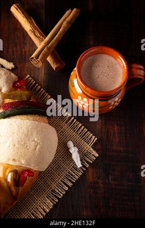 Le traditionnel gâteau de jour de Kings aussi appelé Rosca de Reyes, roscoson, Epiphany Cake et avec un Jarrito d'argile.Tradition mexicaine le 5th janvier Banque D'Images