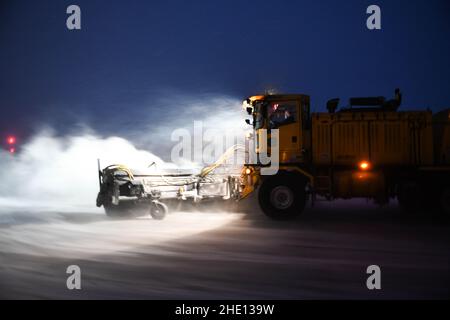 Des aviateurs du 5th Escadron du génie civil de la base aérienne de Minot, en Dakota du Nord, ont labouré de la neige lors d'un blizzard le 15 décembre 2021.L'équipe a fait une blague dans les rues de la base aérienne de Minot, ainsi que la ligne aérienne pour garder les routes dégagées et la mission active.(Photo de la Force aérienne des États-Unis par A1c Saomy Sabournin) Banque D'Images