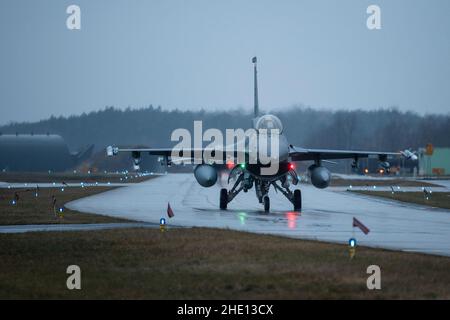 Un faucon de combat F-16 de la Force aérienne des États-Unis affecté au 480th Fighter Squadron de la base aérienne de Spangdahlem, en Allemagne, taxis à la base aérienne de Łask, en Pologne, le 4 janvier 2022.La capacité d'effectuer un emploi de combat agile par le biais de la police aérienne améliorée pour diverses durées nous permet de démontrer la souplesse et l'évolutivité de la réponse que la police aérienne améliorée offre dans une situation de sécurité en évolution.(É.-U.Photo de la Force aérienne par le premier Airman Ali Stewart) Banque D'Images